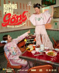 Khách hàng vui vẻ ăn uống tại ChanChan với concept Tết Không Phải Gồng không gian quán phong cách retro